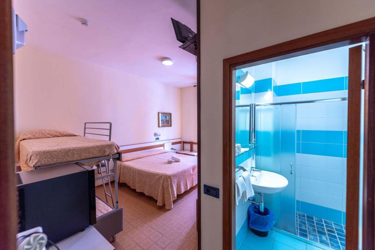 Hotel Atlantic Giulianova Buitenkant foto