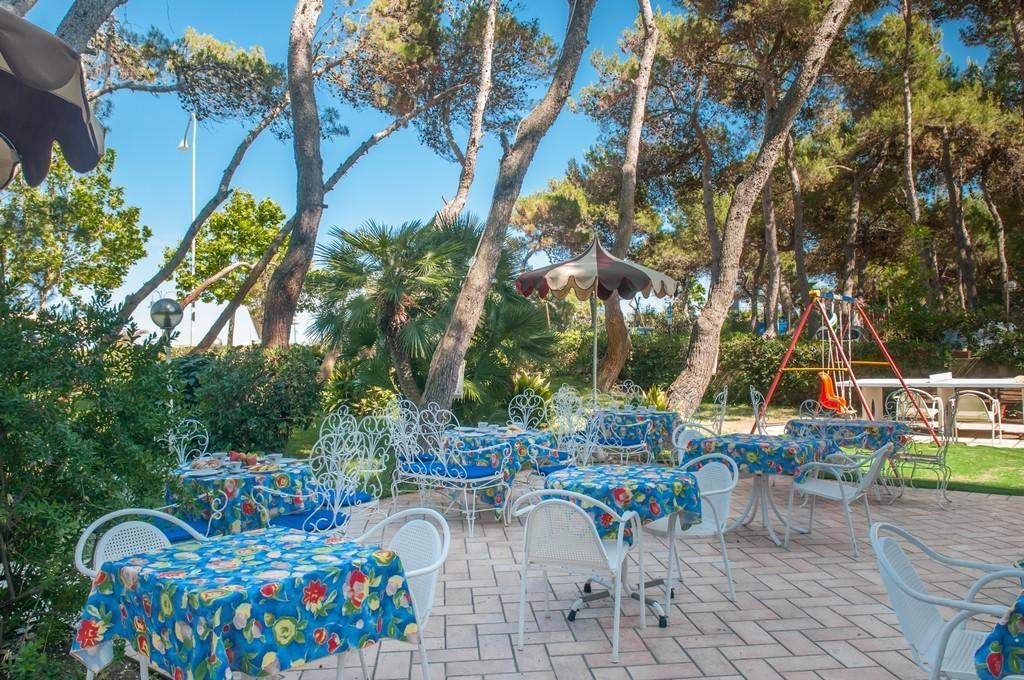 Hotel Atlantic Giulianova Buitenkant foto