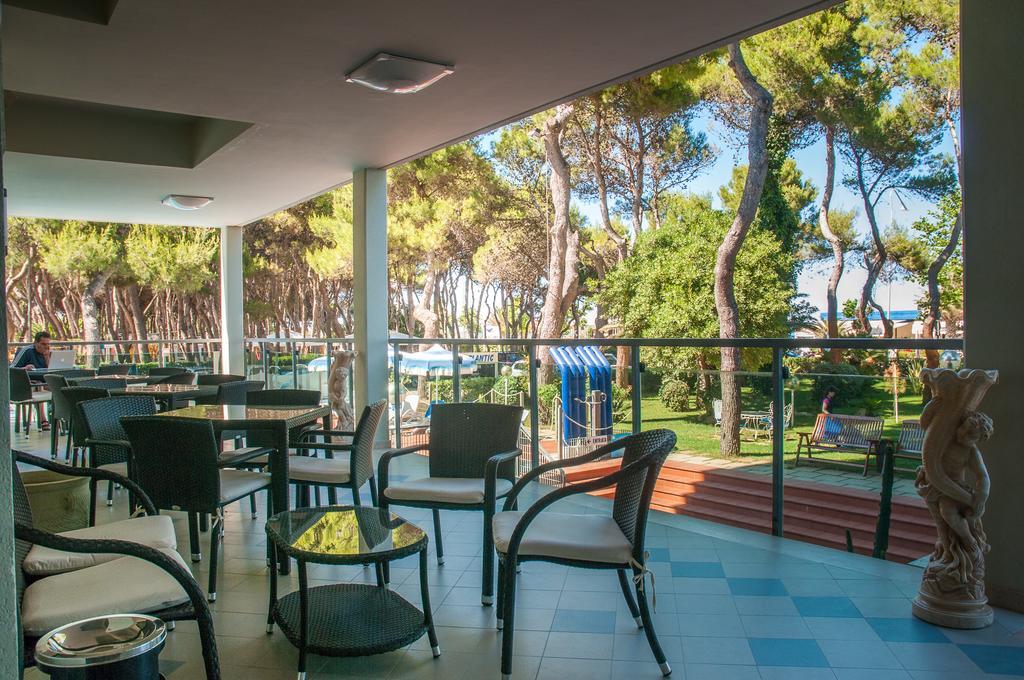 Hotel Atlantic Giulianova Buitenkant foto