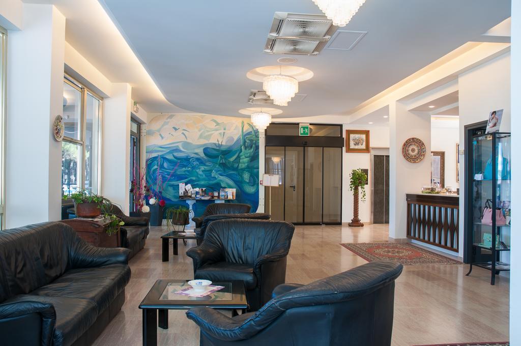 Hotel Atlantic Giulianova Buitenkant foto